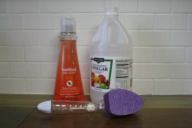 DIY Natural Bathtub Cleaner That's Easy (And Cheap!)