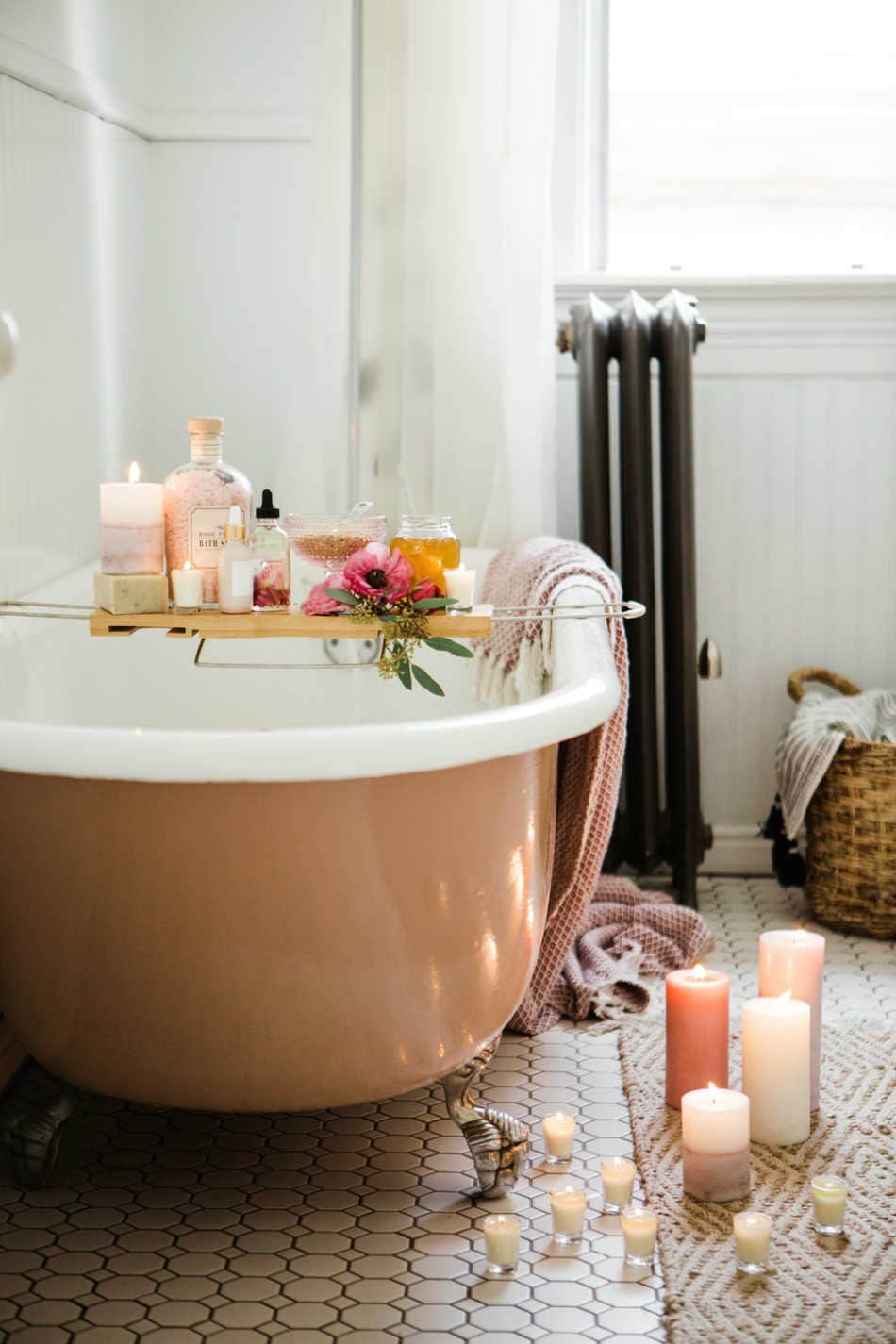 DIY Natural Bathtub Cleaner That's Easy (And Cheap!) | Growing Up Herbal | Learn how to make an easy (and cheap) natural cleaner for the bathtub and shower that actually works! Get the complete recipe here.